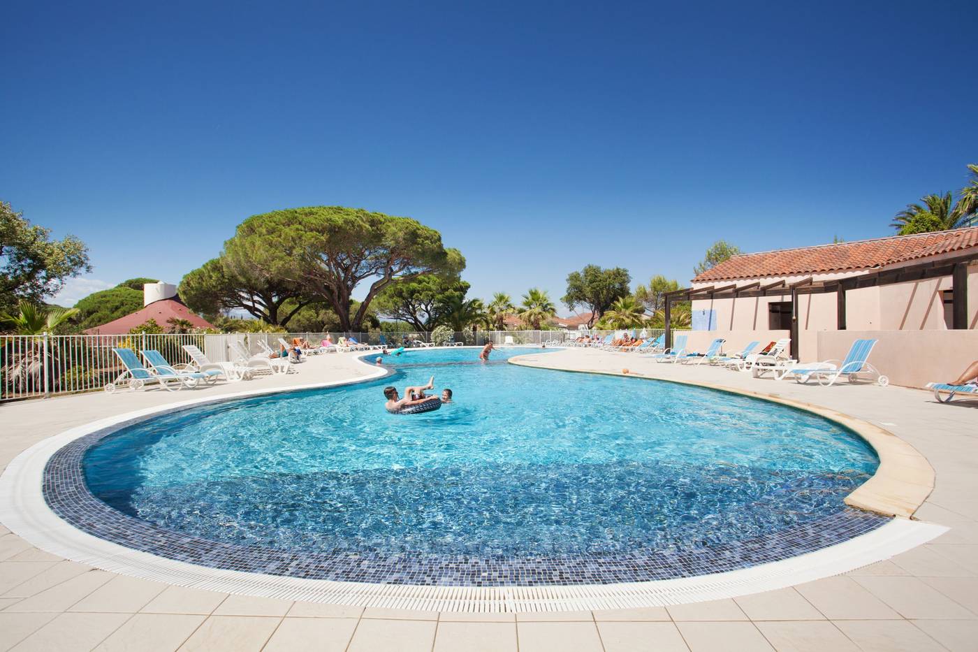 Residence-Odalys-Domaine-des-Eucalyptus-Pool-1