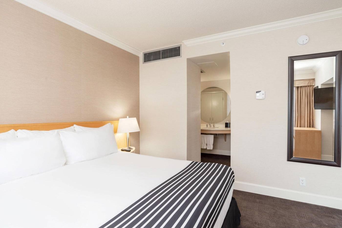 Sandman-Signature-Hotel---Resort-Vancouver-Airport-Room-23