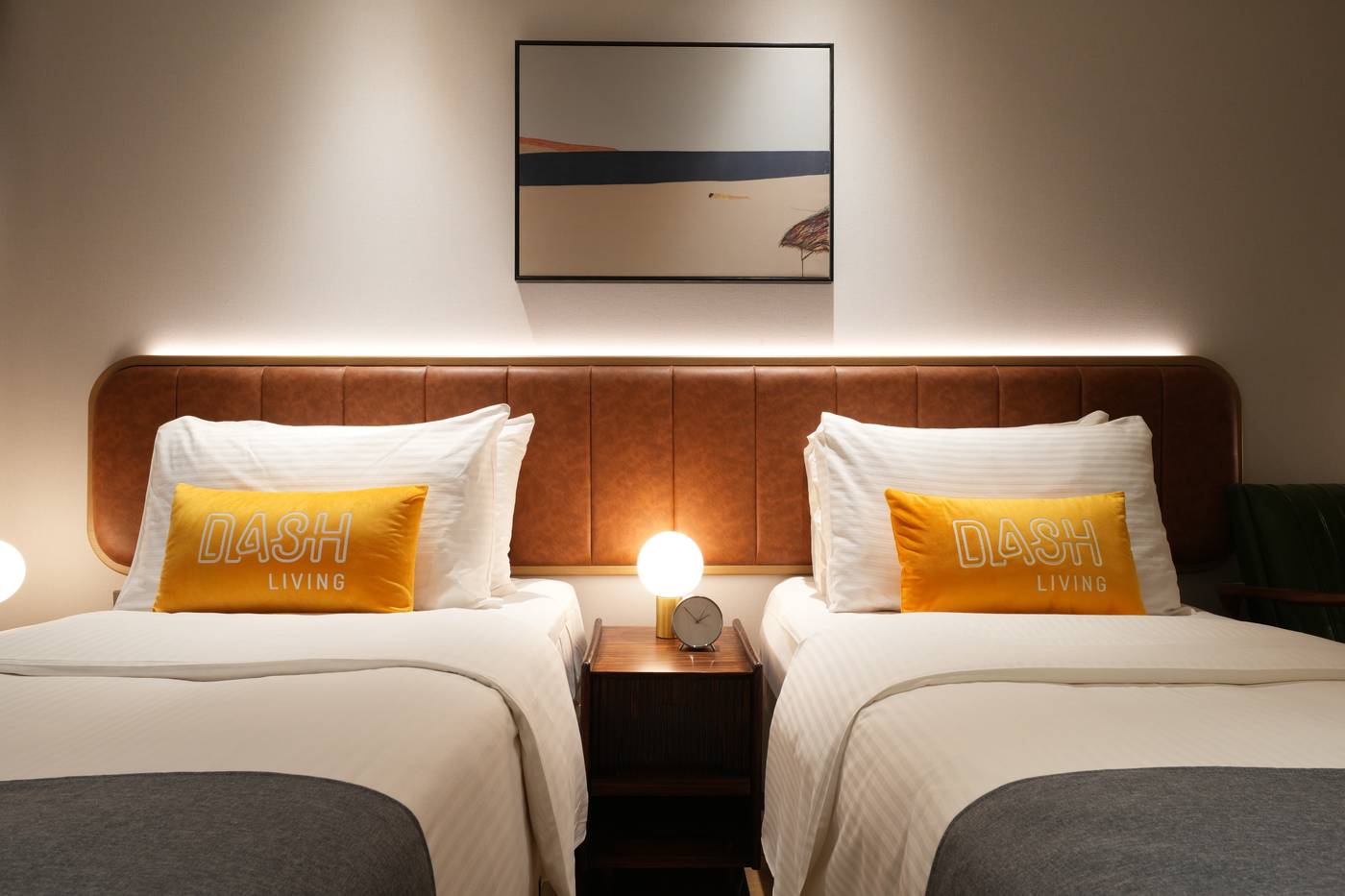 Dash-Living-on-Hollywood-Room-22