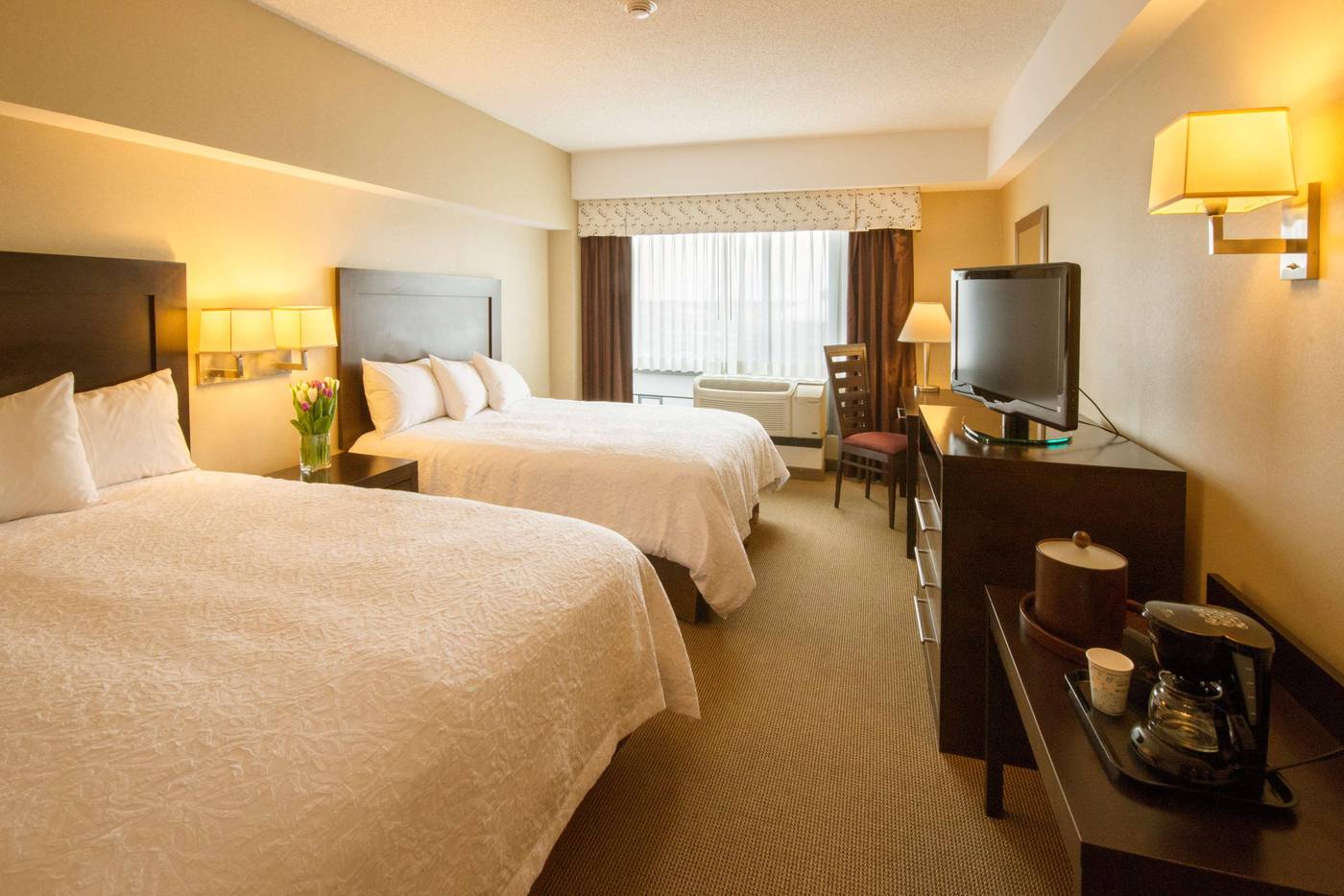Hampton-Inn---Suites-Boston-Crosstown-Center-Room-9