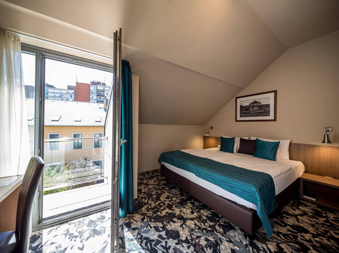 Queen-Elizabeth-Hotel-Room-11