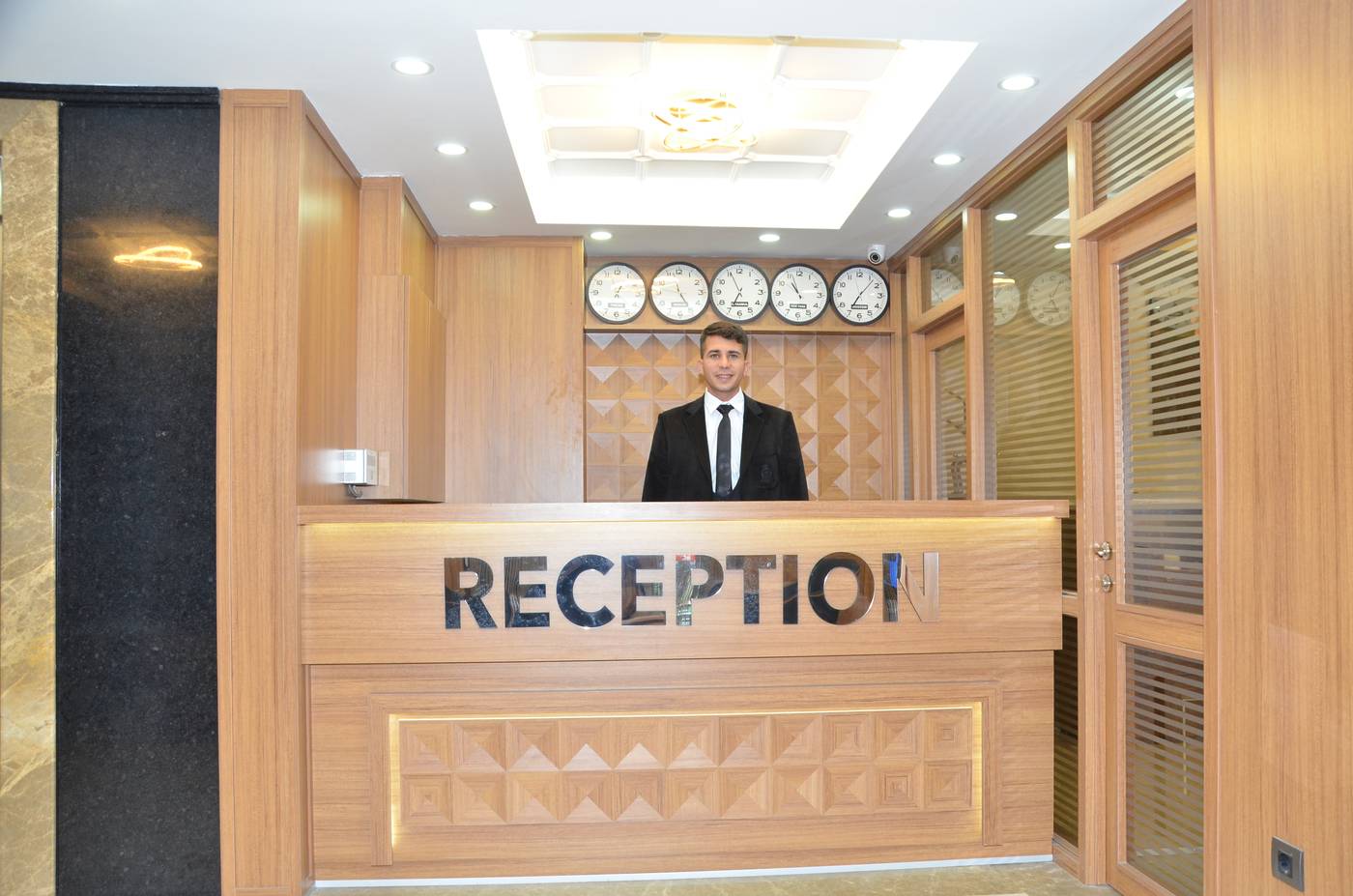 Hotel-La-Sera-Lobby-7