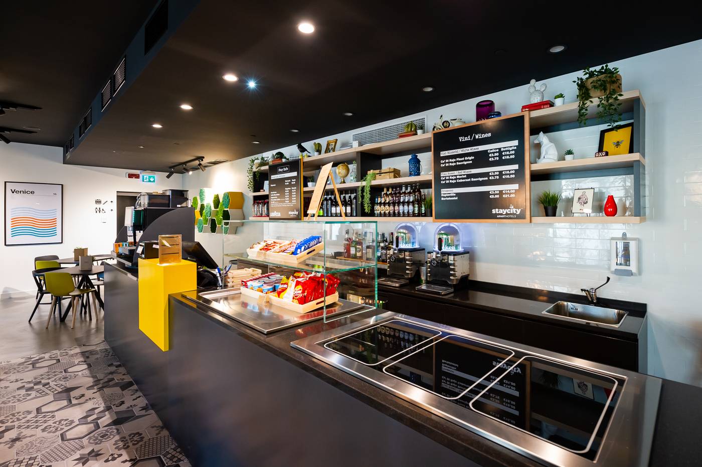 Staycity-Aparthotels-Venice-Mestre-Bar-18