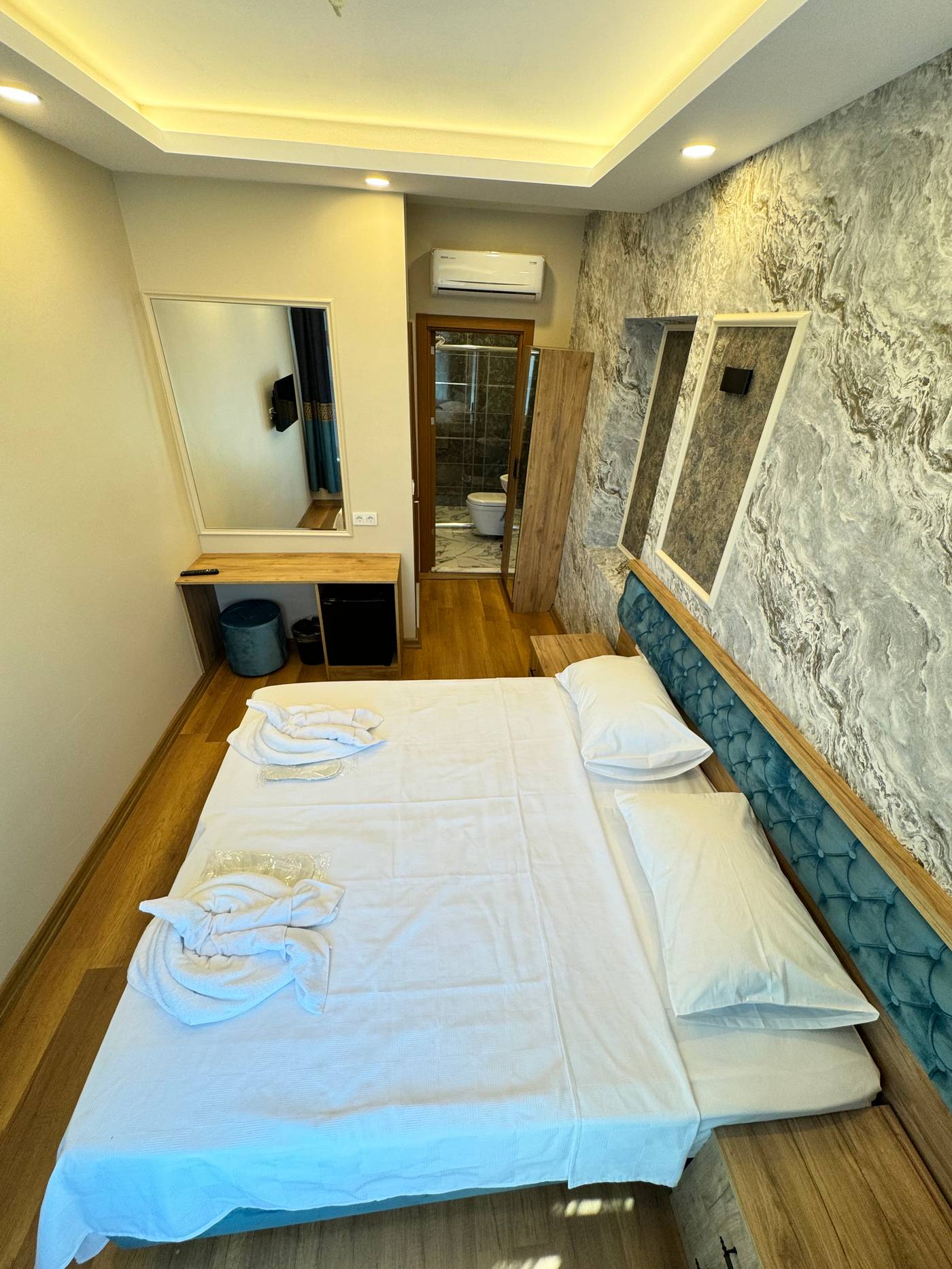 Riverside-Hotel-Room-2
