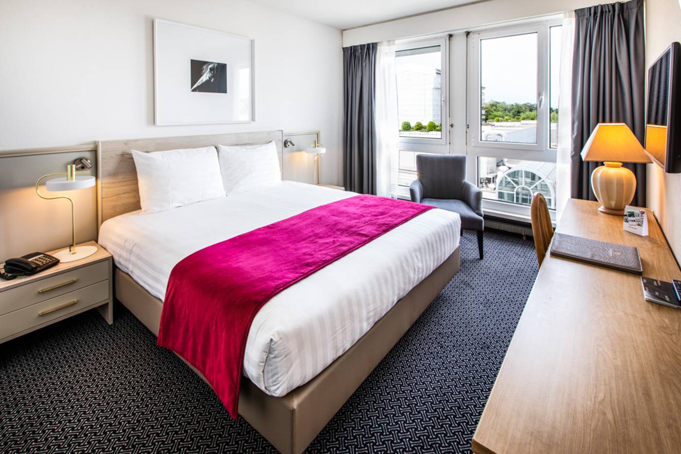 Drake-Longchamp-Room-2