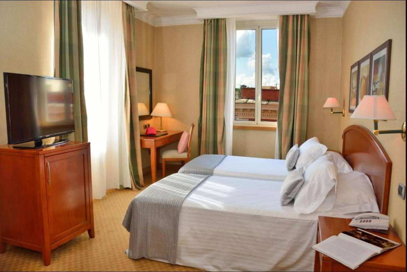 LH-Hotel-Lloyd-Rome-Room-22