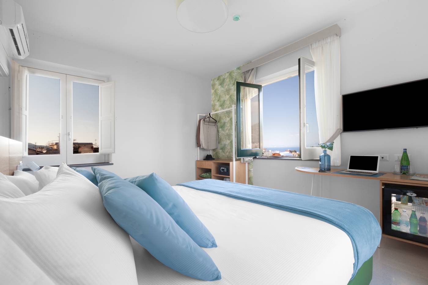 Unconventional-Sorrento-Coast-Room-15