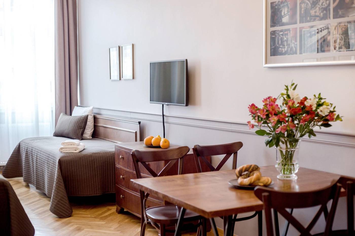 Scharffenberg-Apartments-Main-Square-Room-41