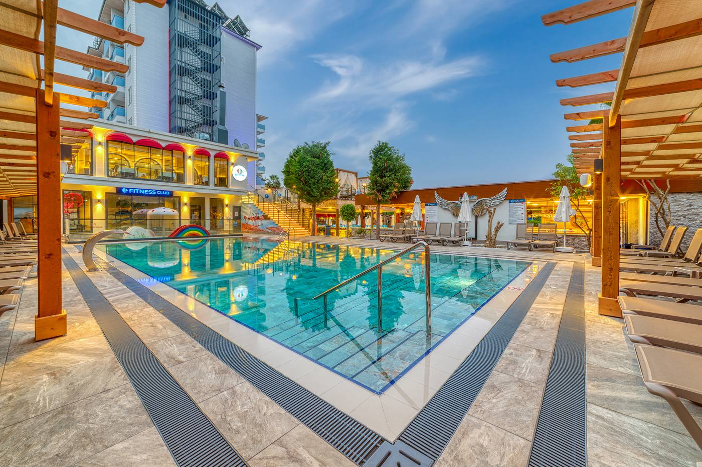 Big-Blue-Suite-Hotel-Pool-2