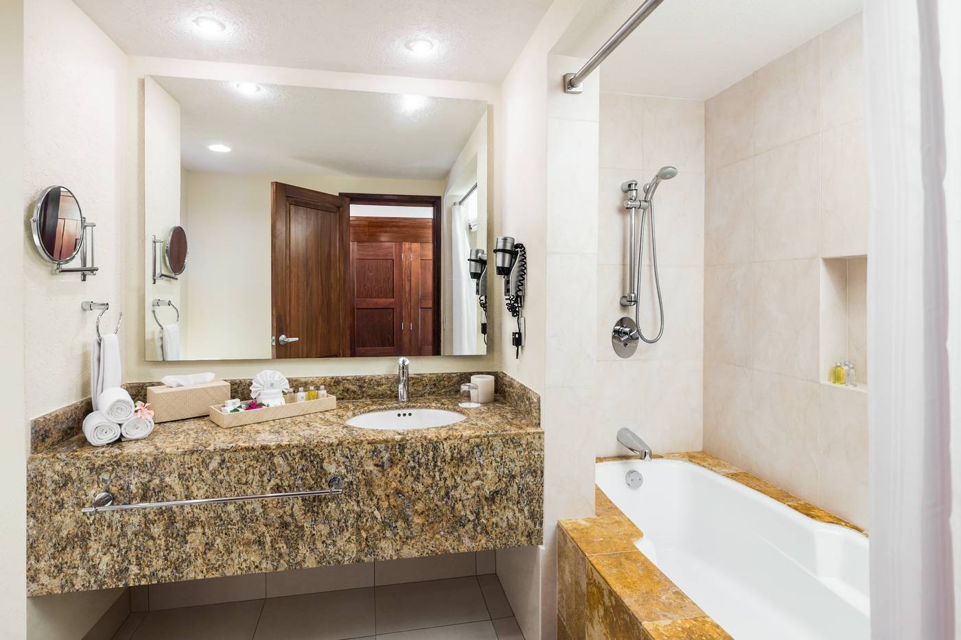 Bluebay-Grand-Esmeralda-Room-35