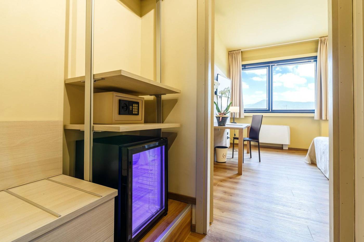 Country-Club-Room-12