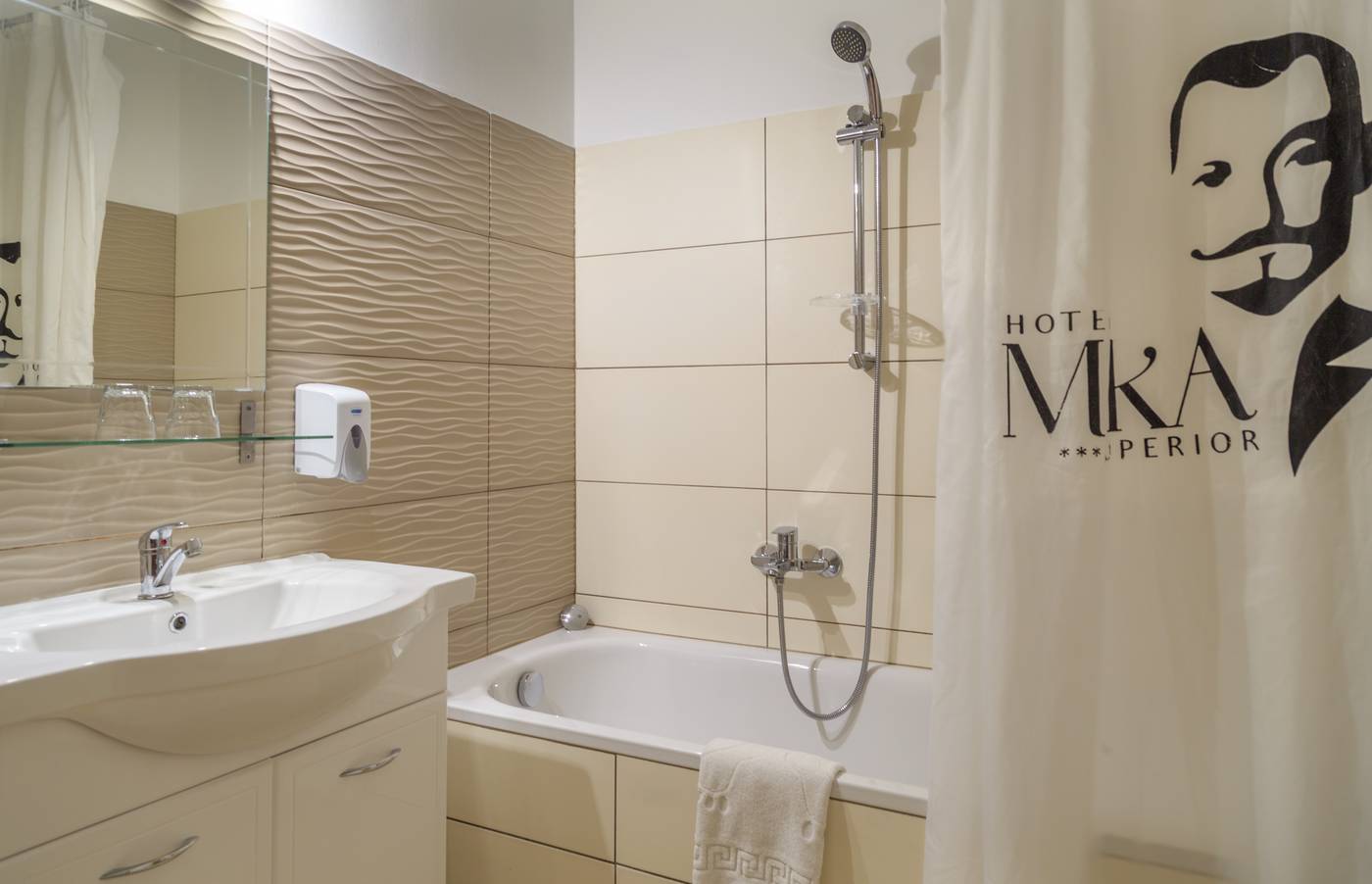 Hotel-Mika-Downtown-Room-26