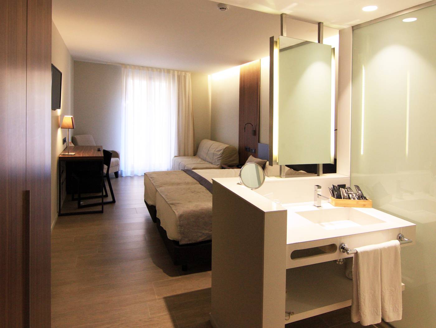 Raval-De-La-Mar-Room-10