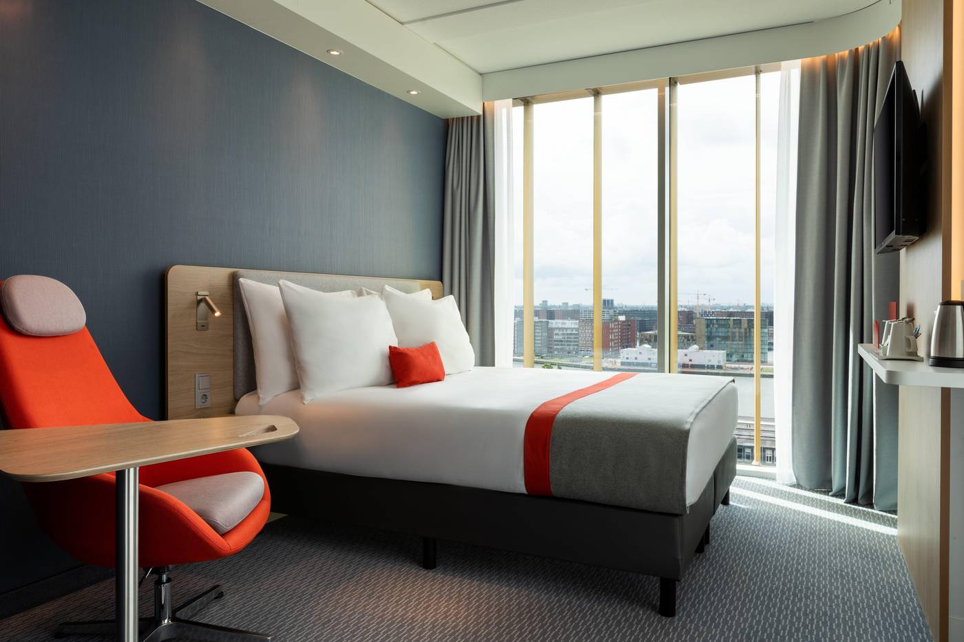 Holiday-Inn-Express-Amsterdam---North-Riverside-Room-10