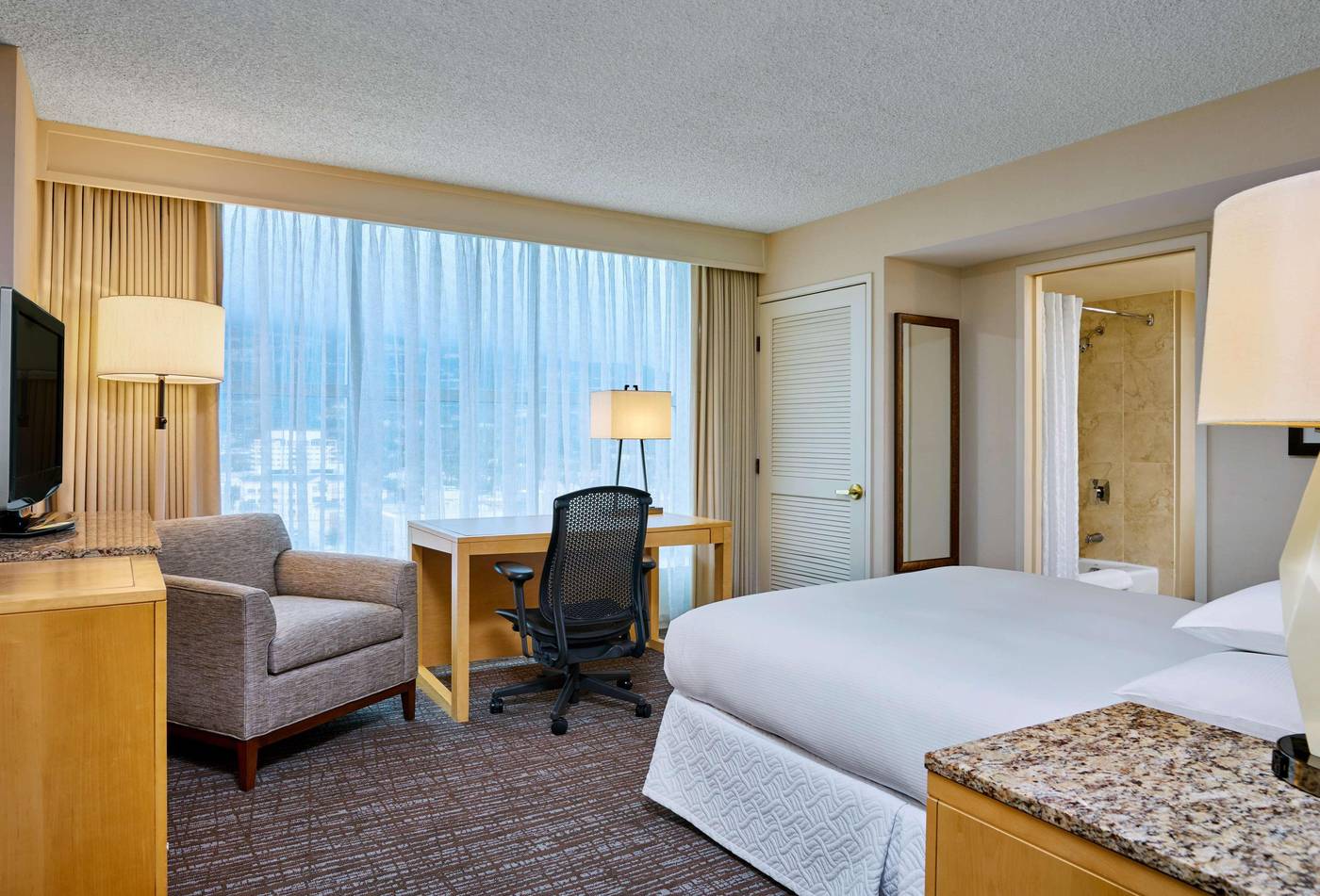 Hilton-Los-Angeles-North-Glendale---Executive-Room-13