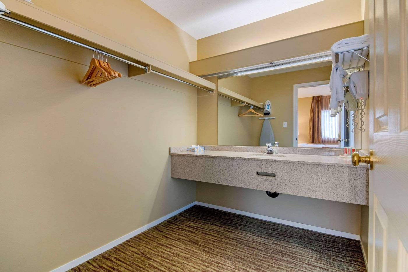 Econo-Lodge-Inn---Suites-N--Vancouver-Room-29