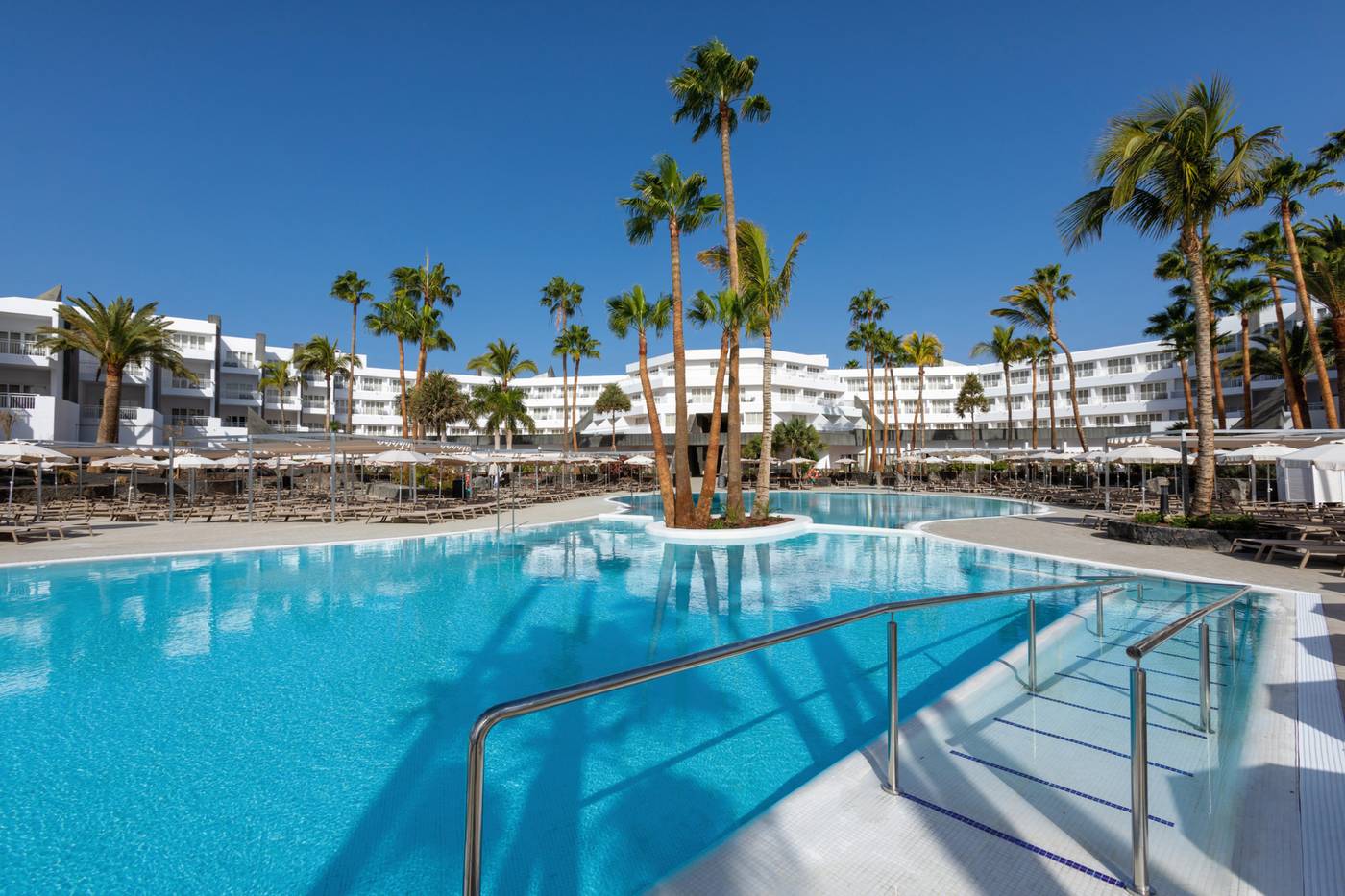 Club-Hotel-Riu-Paraiso-Lanzarote-Resort-Pool-3