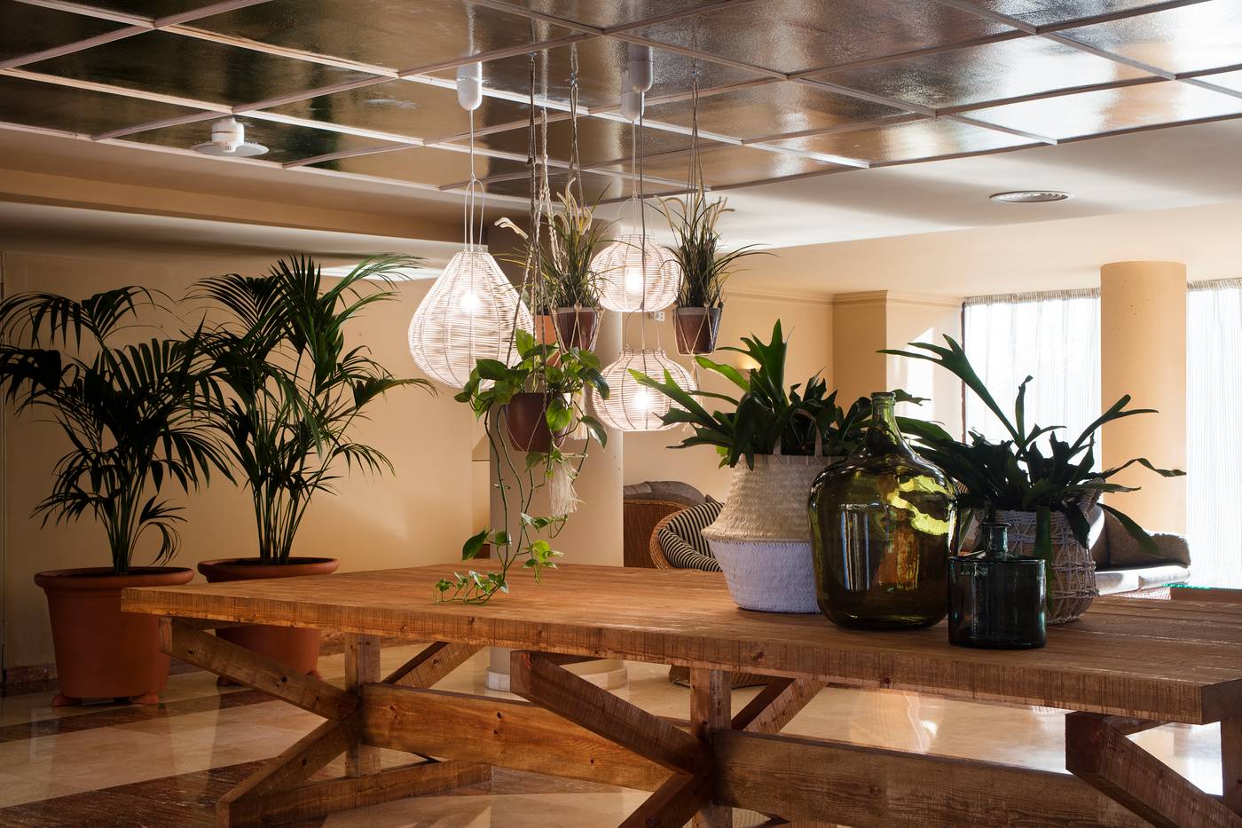 Luna-Club-Lobby-41