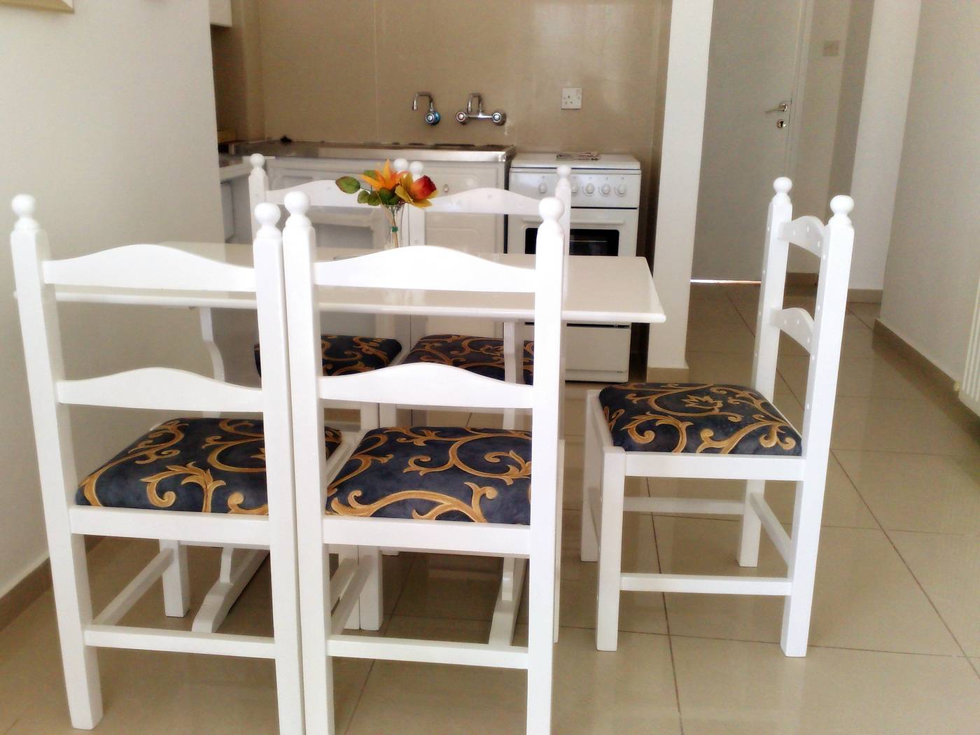 Hilltop-Gardens-Room-18