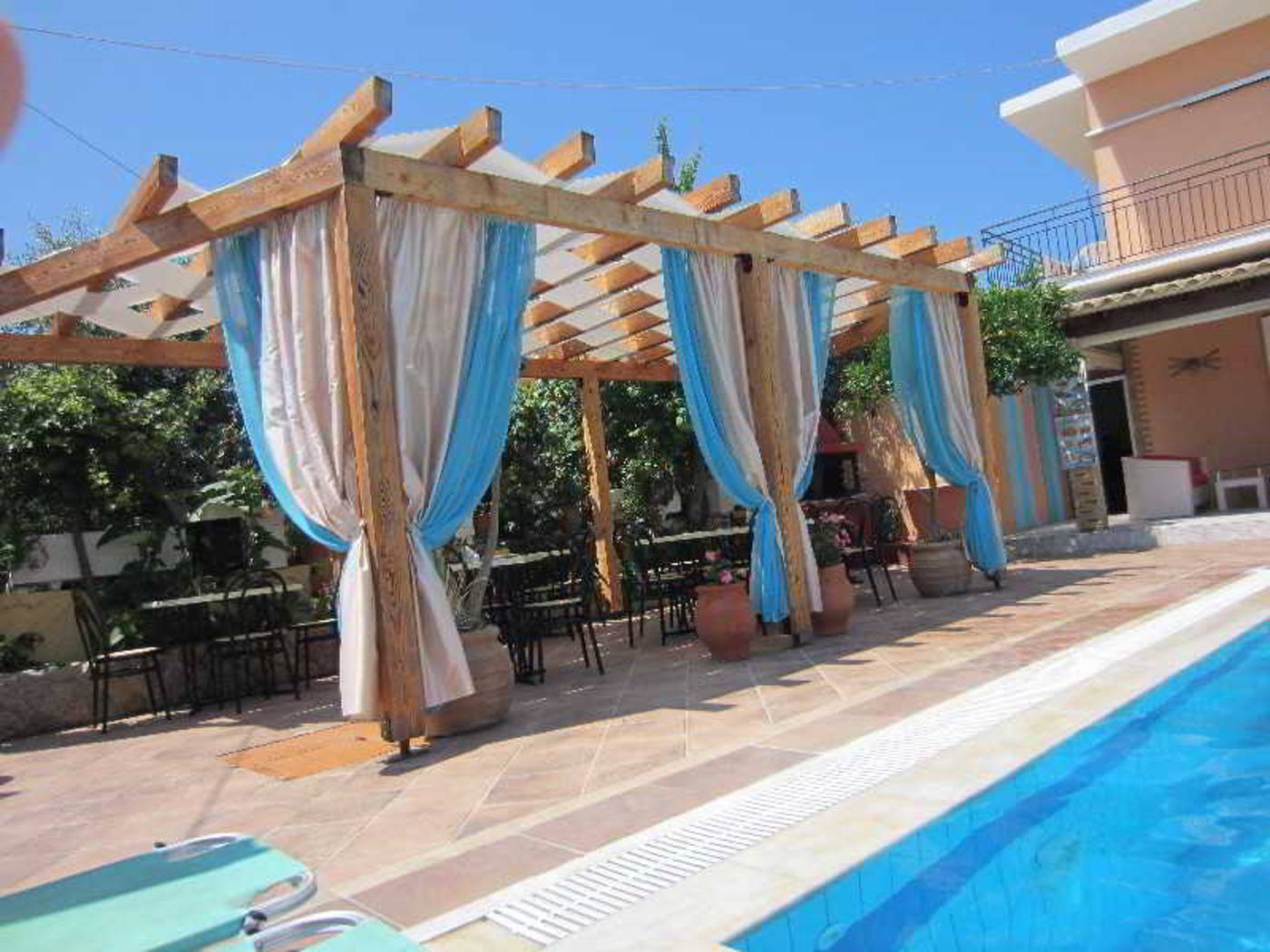 Makis-Apartments-Restaurant-18