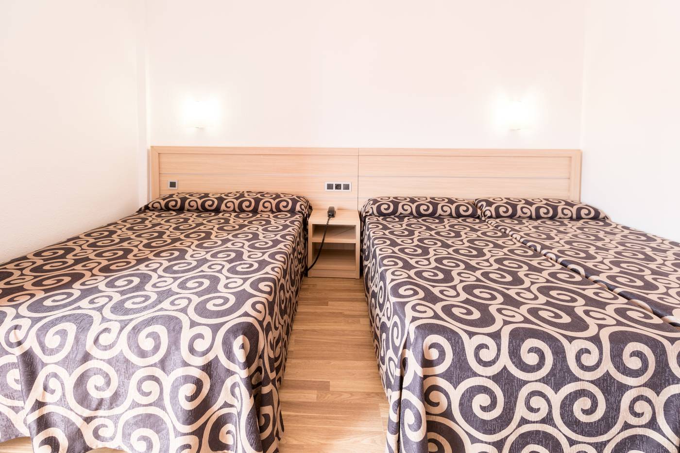 Tossa-Beach---Center-Room-14