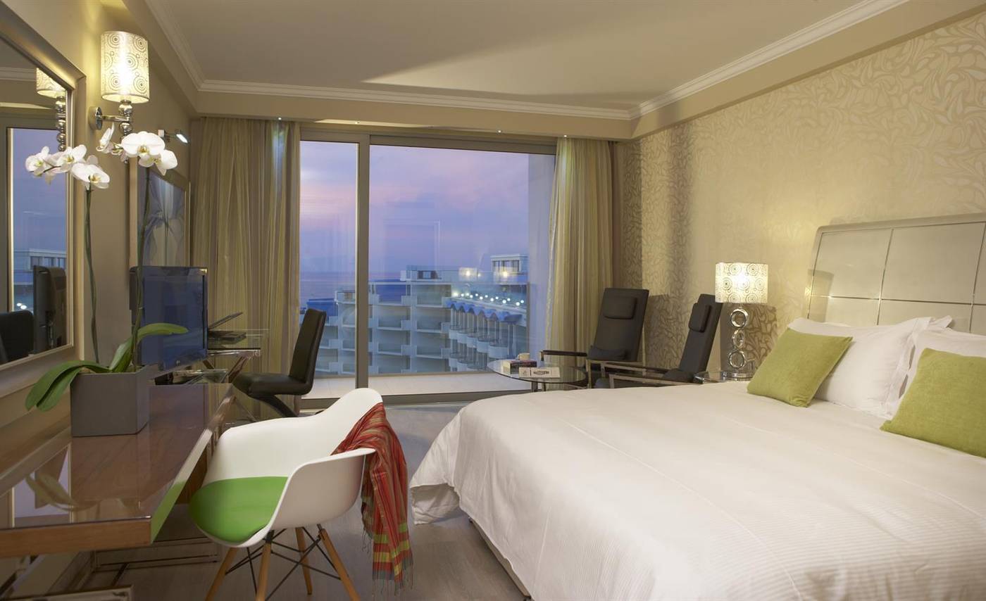 Atrium-Platinum-Luxury-Resort---Spa-Room-22