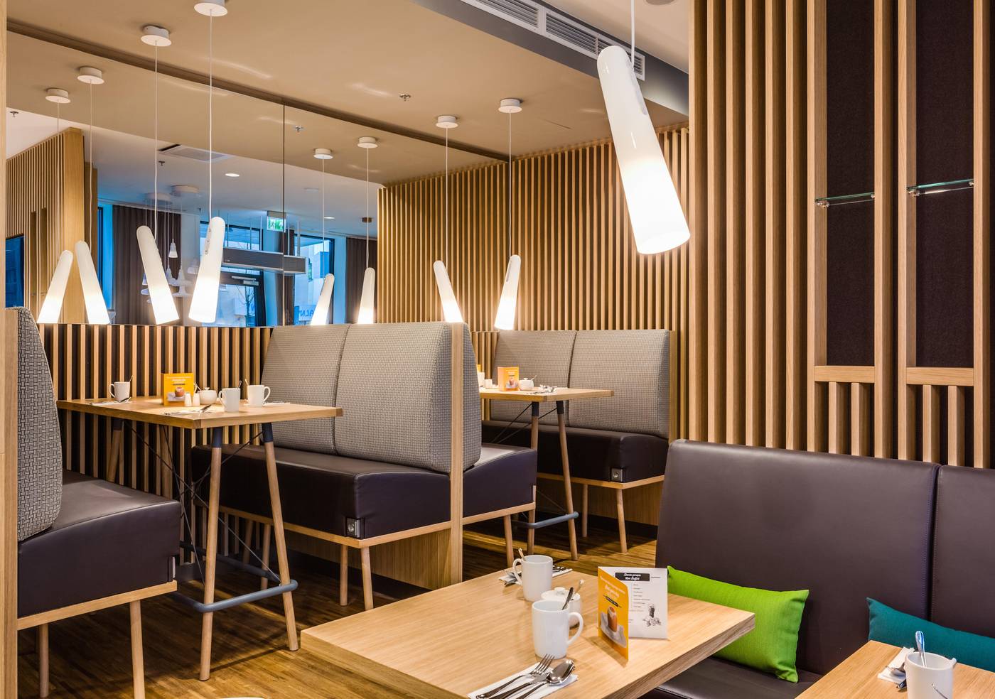 Holiday-Inn-Warsaw-City-Centre-Restaurant-22