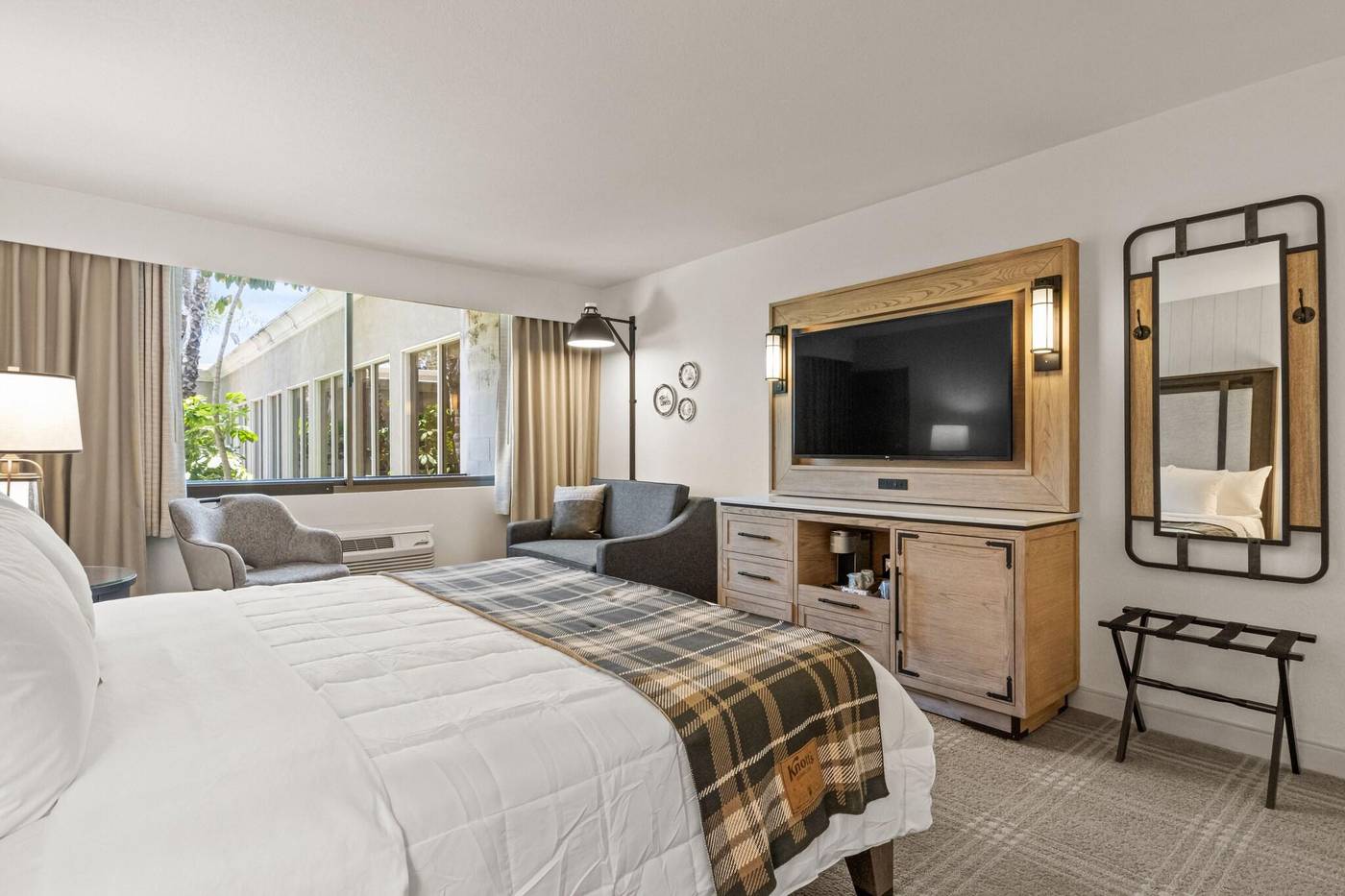 Knotts-Berry-Farm-Hotel-Room-6