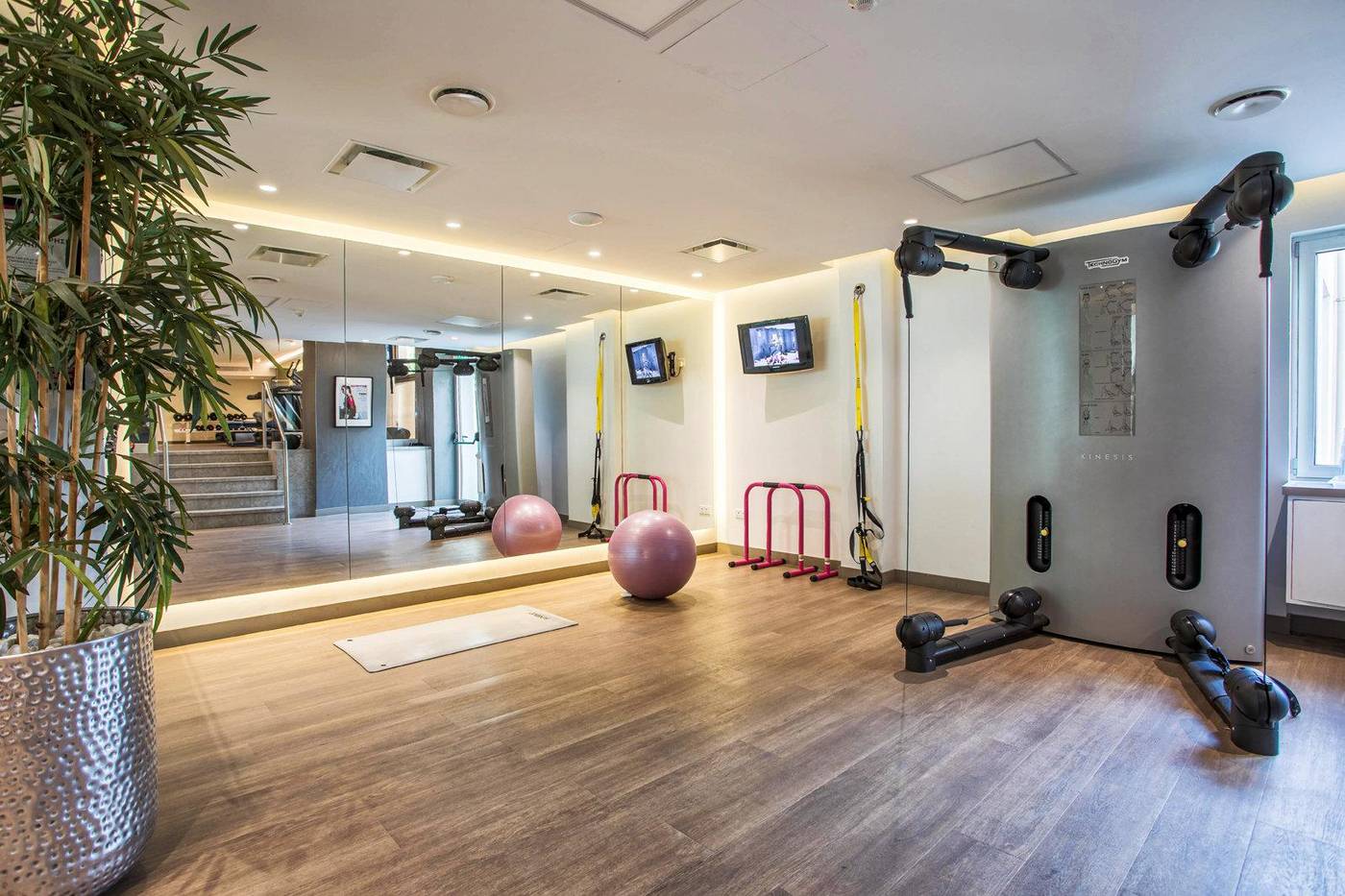 Crowne-Plaza-Limassol-Sports-and-Entertainment-62