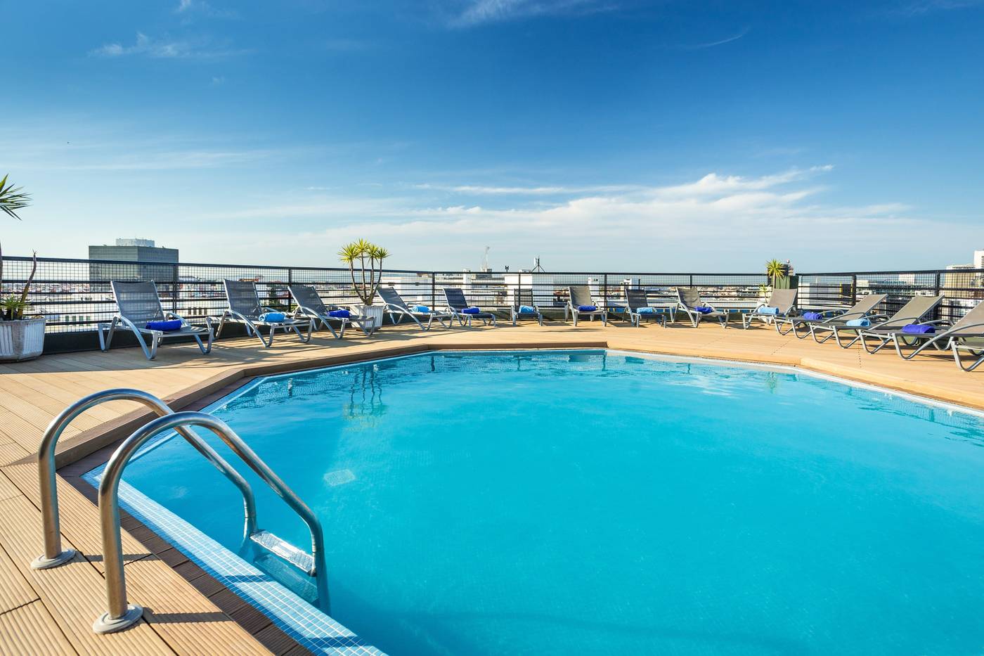 Holiday-Inn-Lisboa-Pool-76