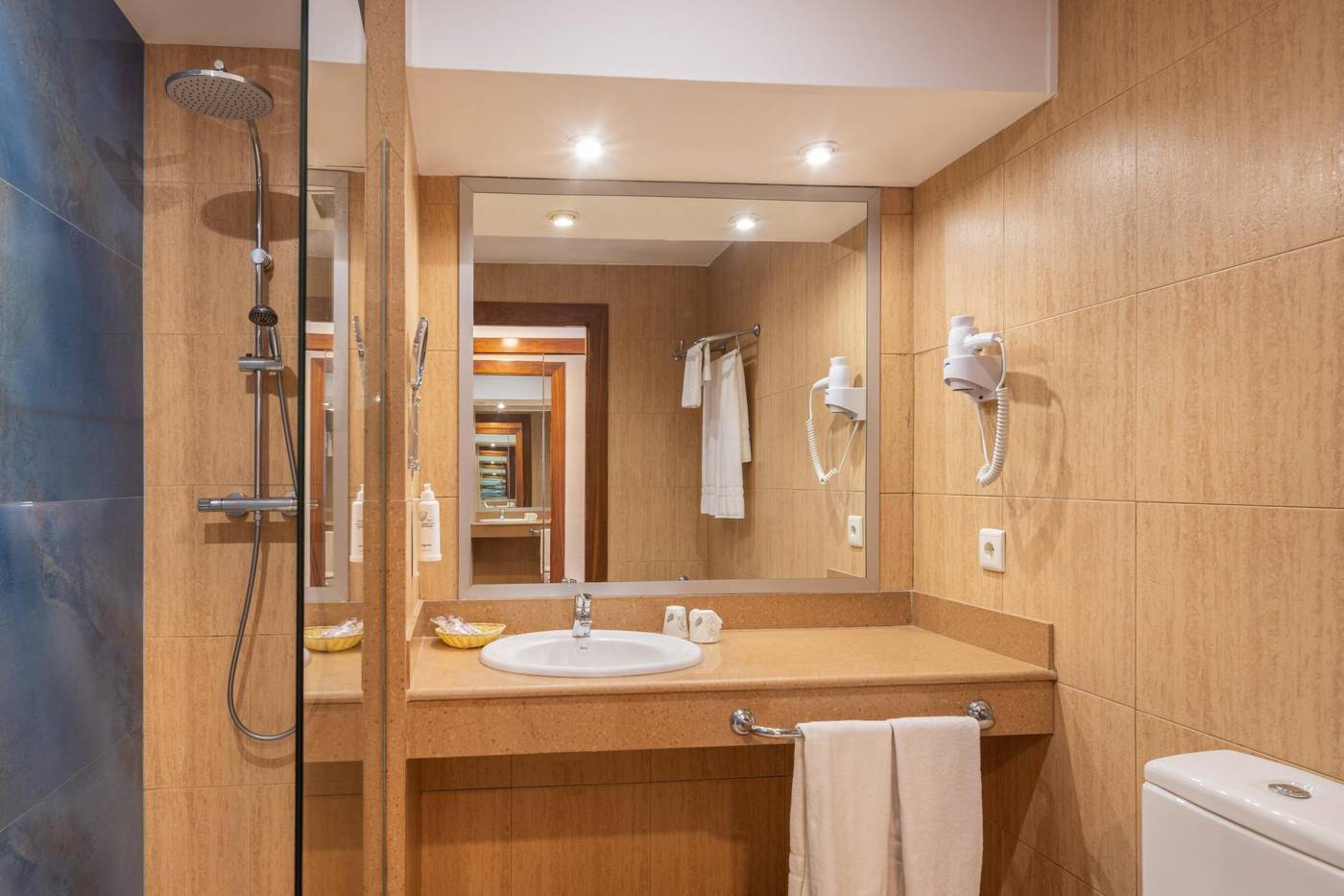 H-TOP-Amaika-Room-33