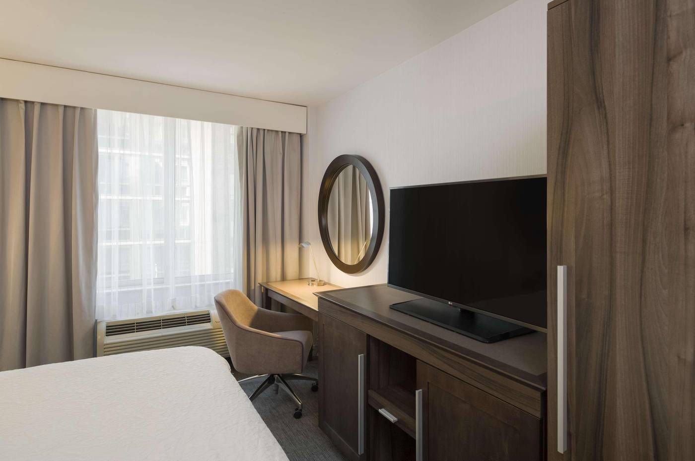 Hampton-Inn-Manhattan-Times-Square-South-Room-12