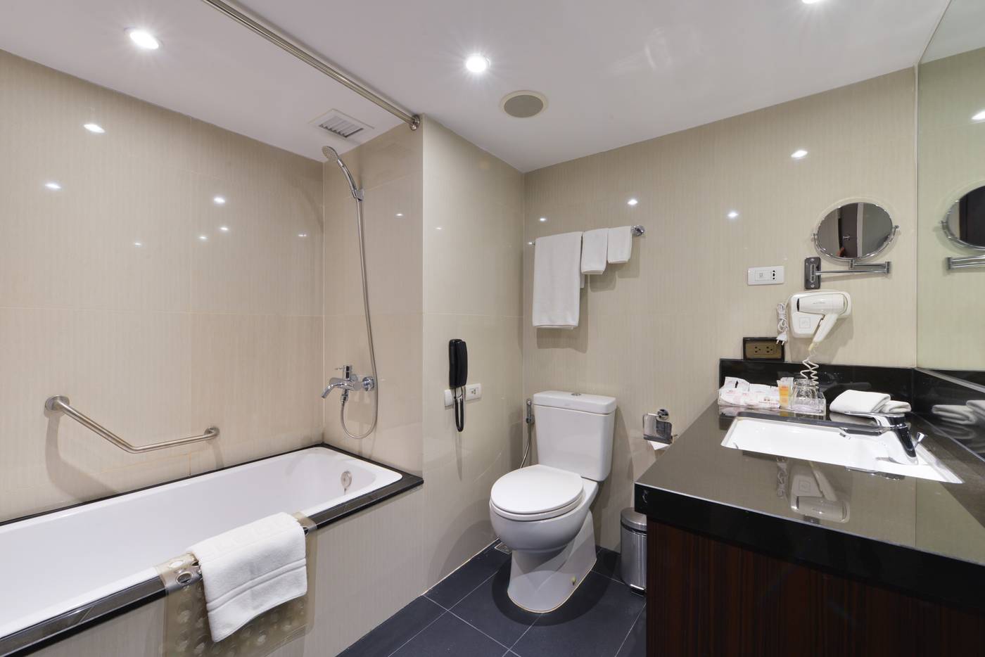 Hotel-Royal-Bangkok---Chinatown-Room-37