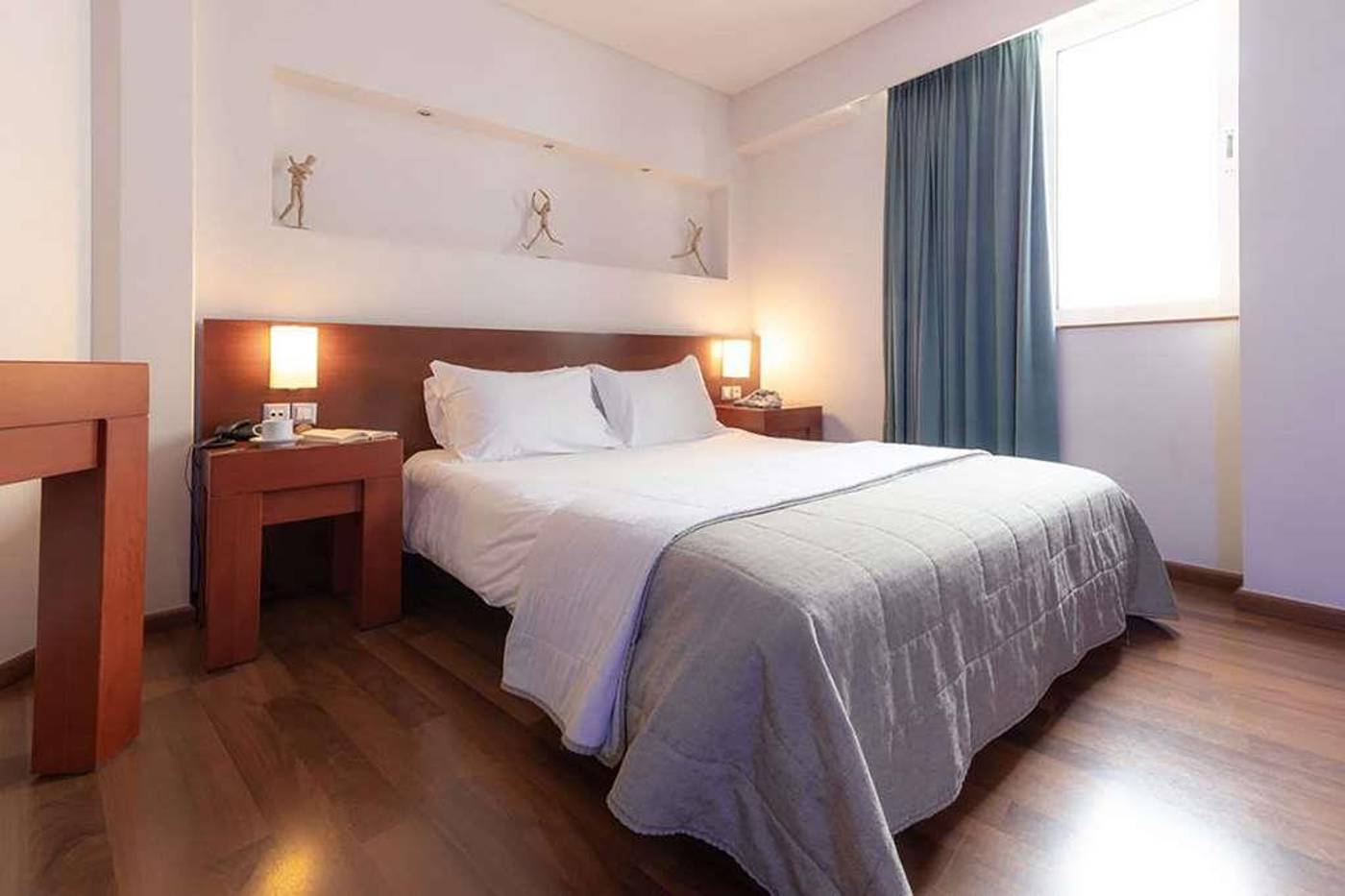 Dorian-Inn--Sure-Hotel-Collection-by-Best-Western-Room-23