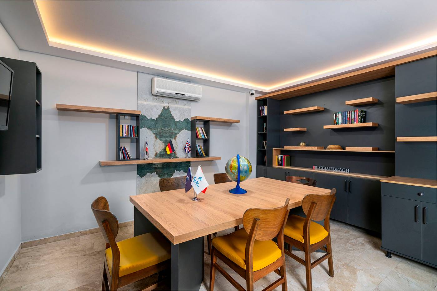 Big-Blue-Suite-Hotel-Conferences-36