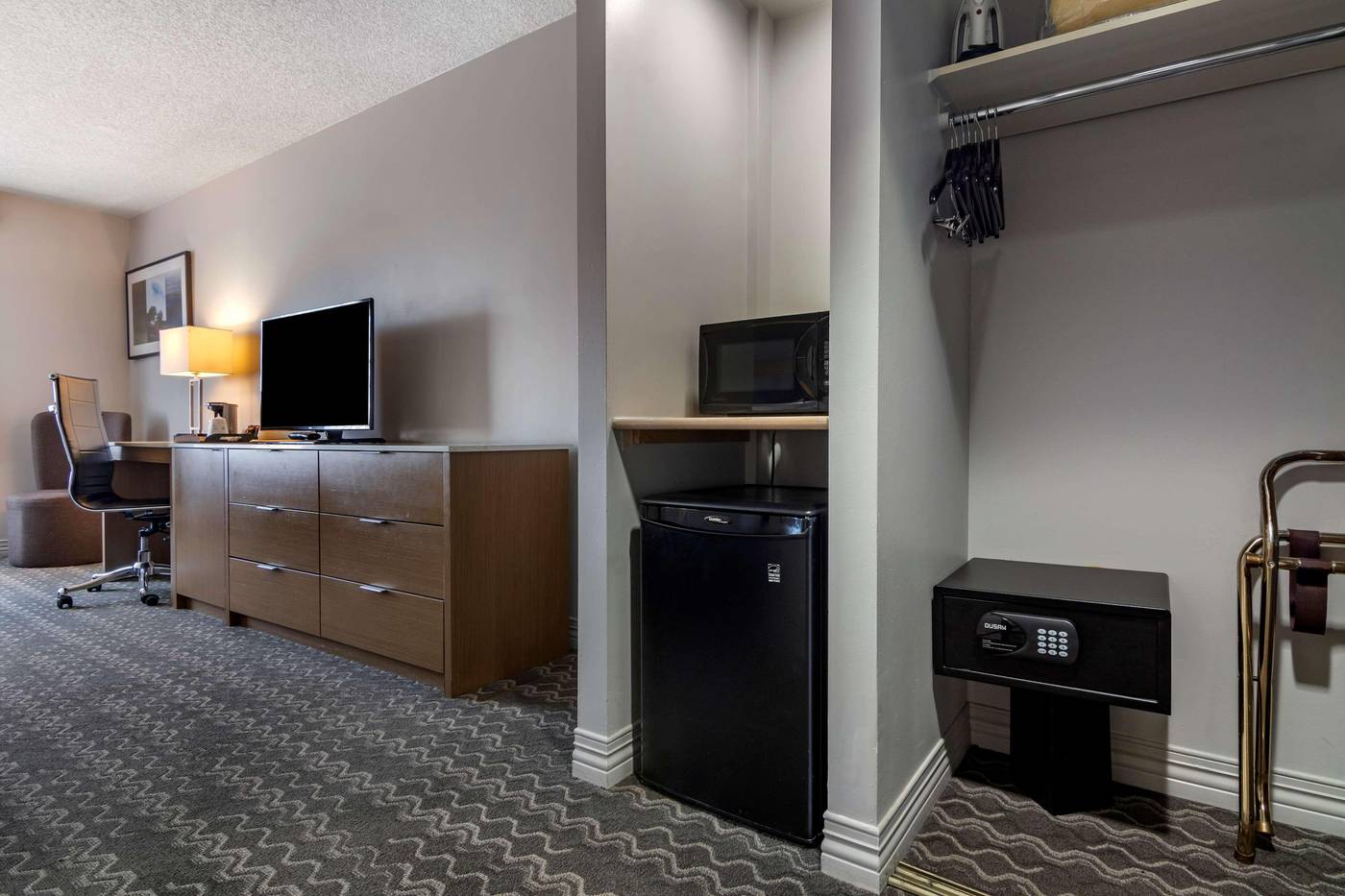 Best-Western-Plus-Vancouver-Airport-Hotel-Room-12