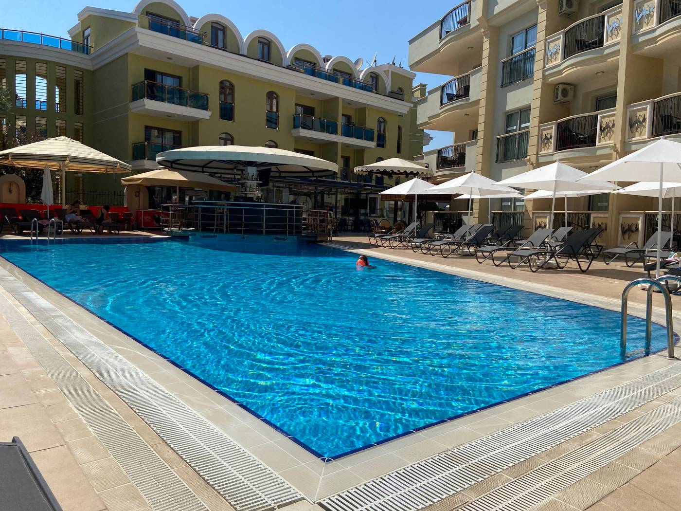Club-Karakas-Pool-7