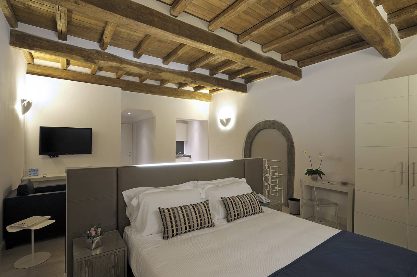 Trevi-Palace-Luxury-Inn-Room-14