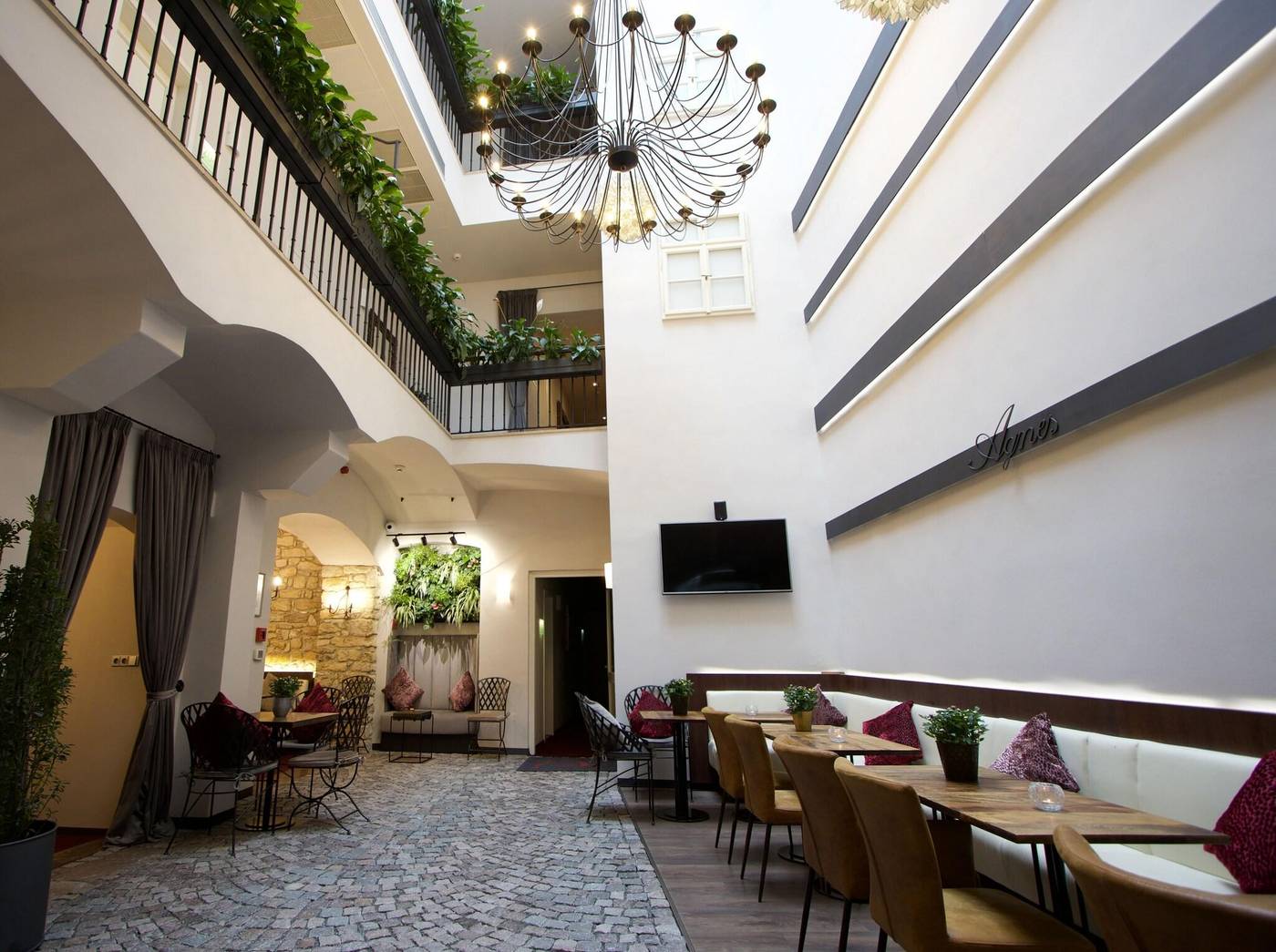 Residence-Agnes-Lobby-3