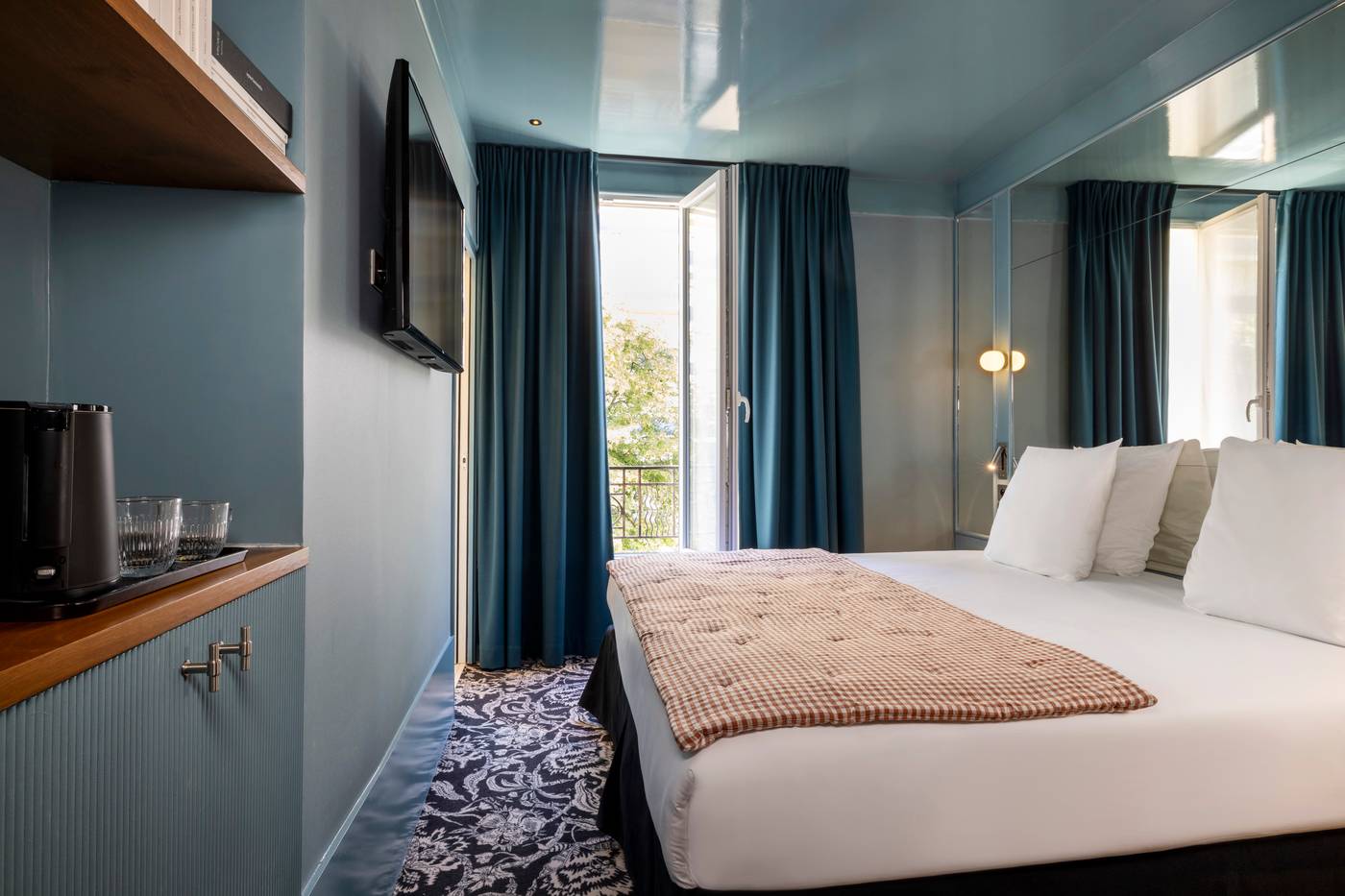 La-Conversation-Room-3