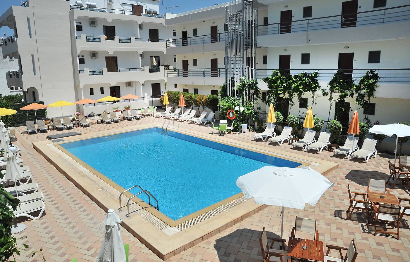Santa-Marina-Hotel-Apartaments-Pool-2