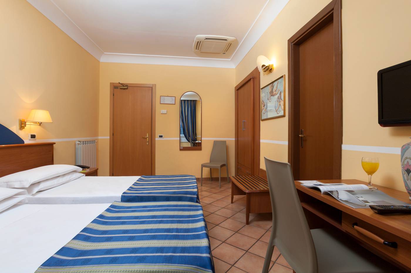 Hotel-Kennedy-Room-6