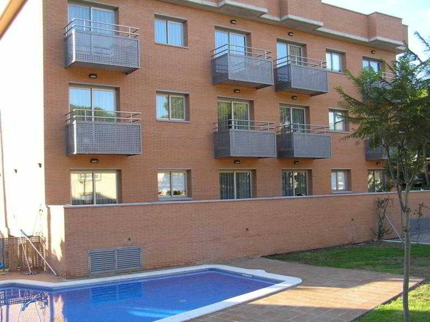 Bardon-Golden-Coast-Aparthotel-Pool-1