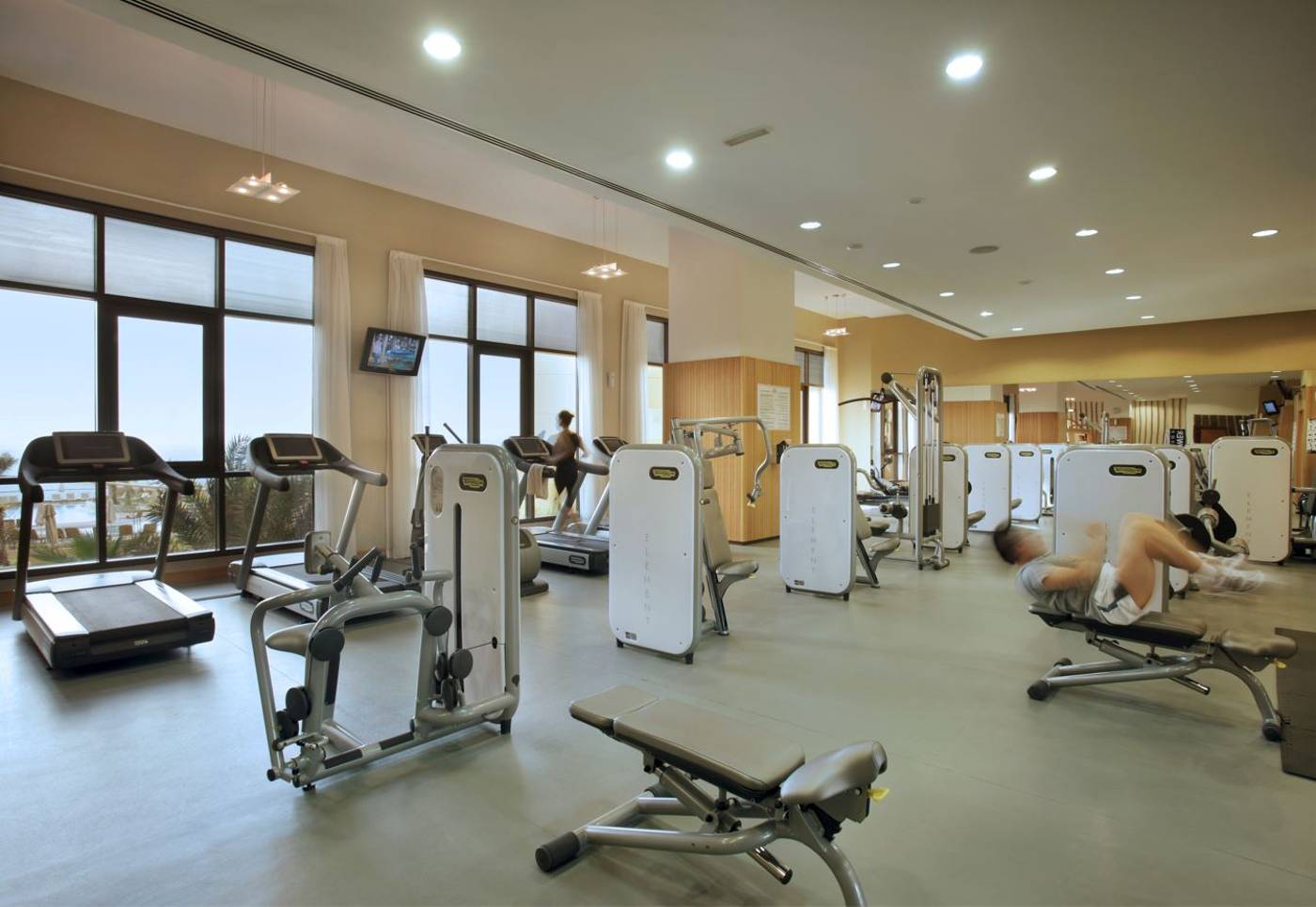 Amwaj-Rotana-Hotel-Jumeirah-Beach-Sports-and-Entertainment-75