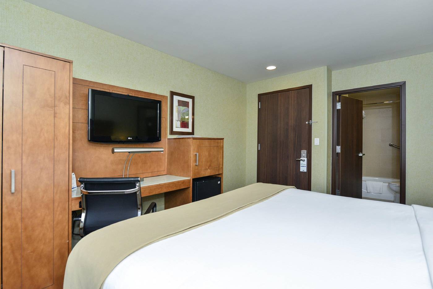 Holiday-Inn-Express-Manhattan-Midtown-West-Room-5
