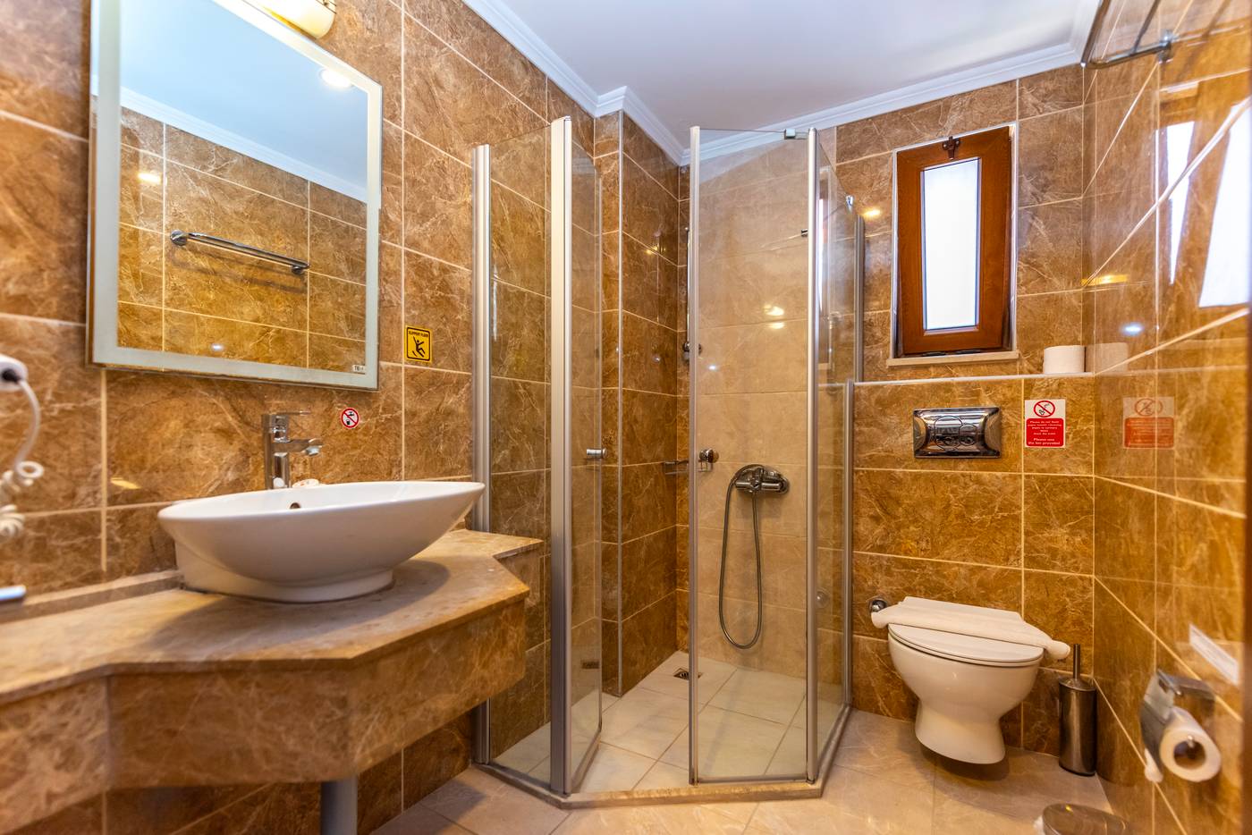 Family Room Banyo.jpg