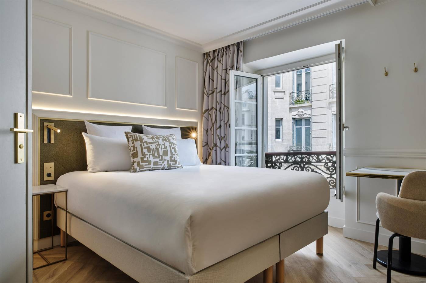 Moulin-Plaza-Room-10