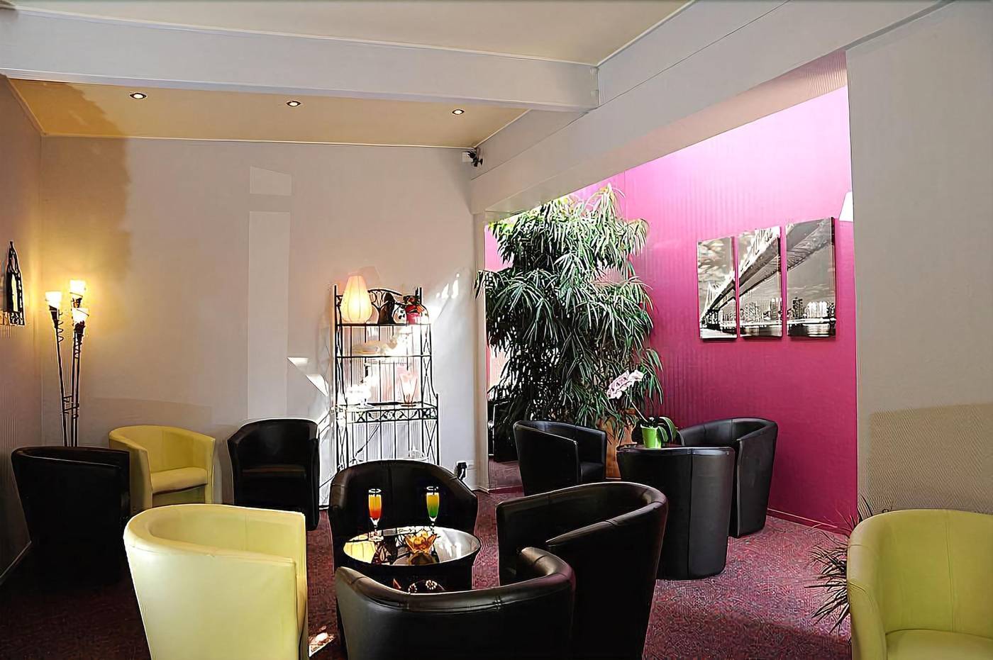 Hotel Restaurant Charme En Beaujolais - France - BELLEVILLE-EN-BEAUJOLAIS - Bar - 2