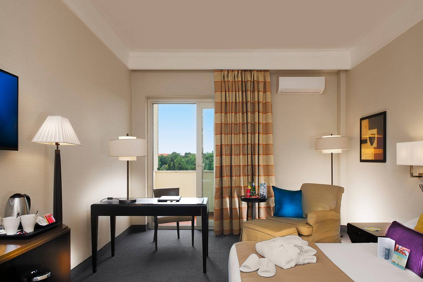 Crowne-Plaza-Rome---St--Peter-s-Room-12