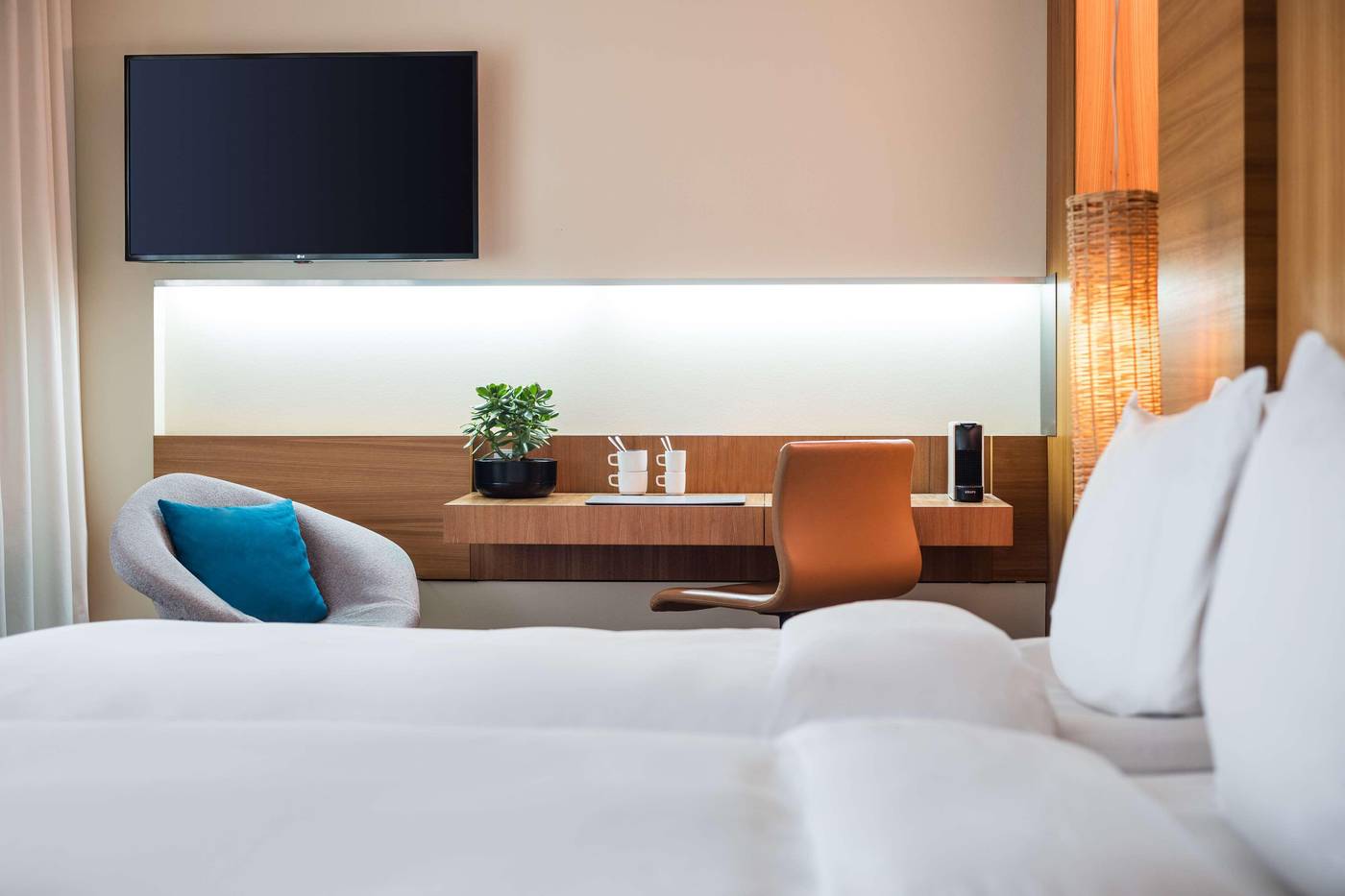 Lindner-Hotel-Berlin-Ku-damm--part-of-JdV-by-Hyatt-Room-35